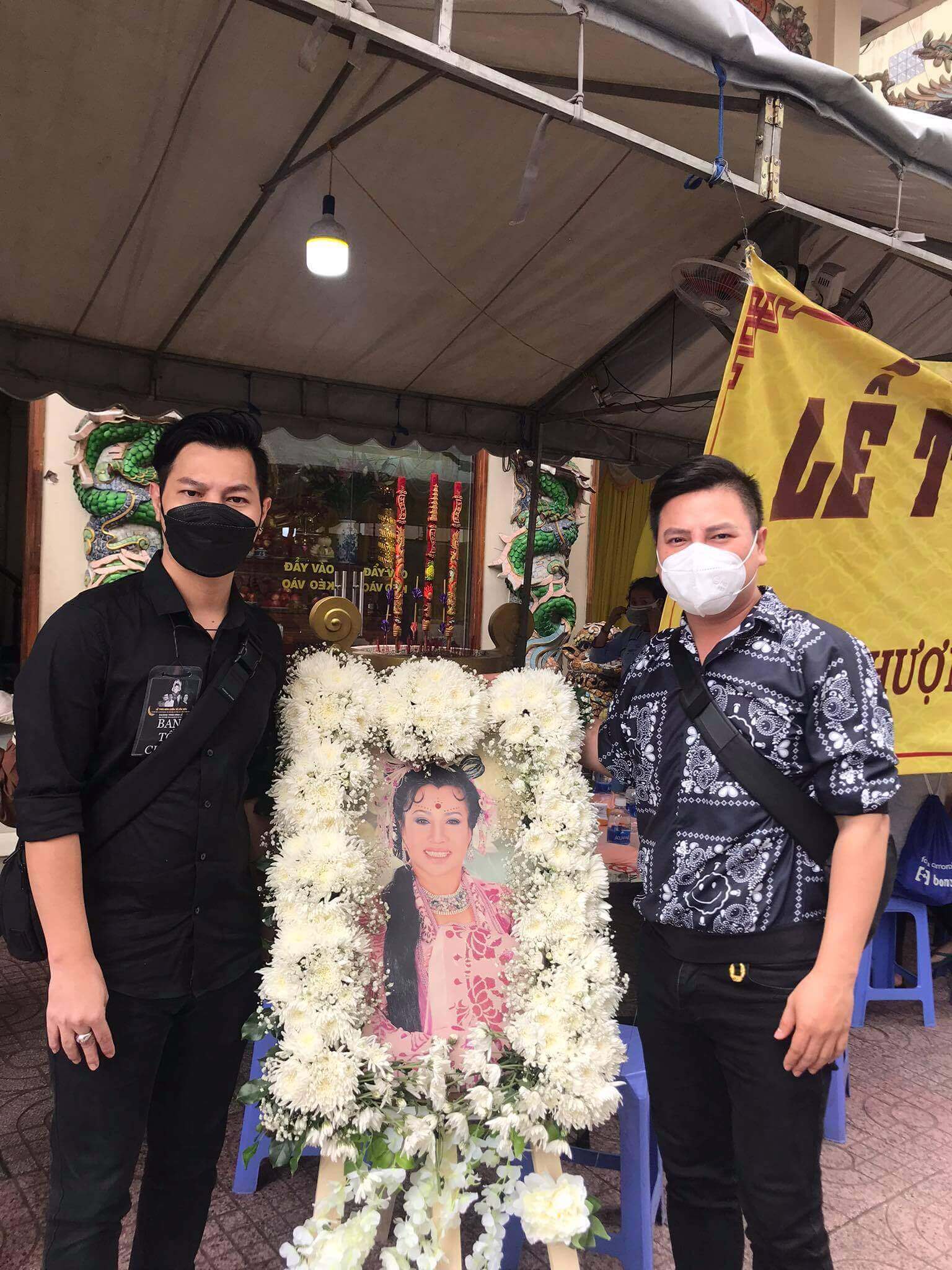 "Mai Vàng nhân ái" thăm gia đình 5 nghệ sĩ qua đời trong đợt dịch Covid-19 6 Mai Vàng nhân ái thăm gia đình 5 nghệ sĩ qua đời trong đợt dịch Covid-19 - Ảnh 5.